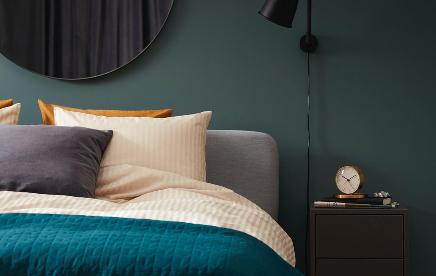 Satu pasangan tidur berpelukan di atas katil upholsteri SLATTUM