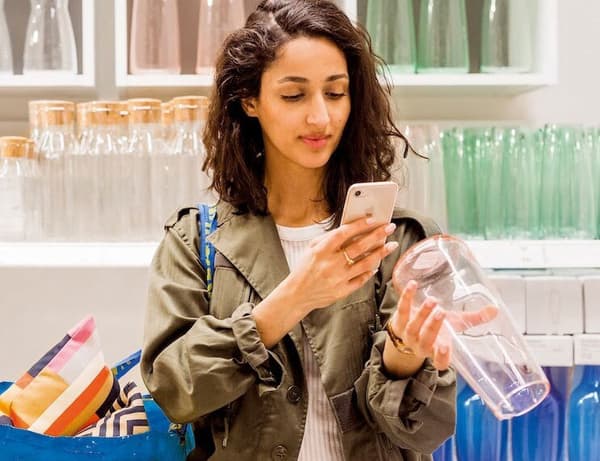 Scannez un article avec l’appli IKEA et gagnez du temps.