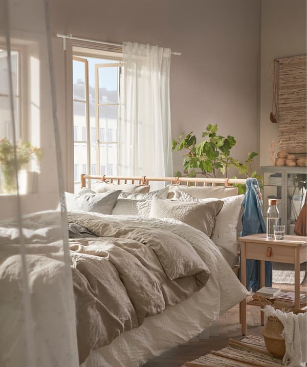 Scegli tende sottili e colori chiari e naturali per creare un'atmosfera ariosa e accogliente in camera da letto - IKEA