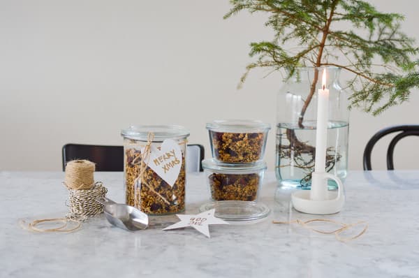 Scena festiva con bicchieri pieni di muesli con la scritta 