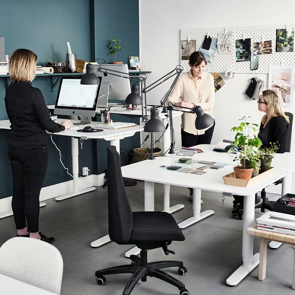 Scrivania ergonomica nell'ufficio a casa