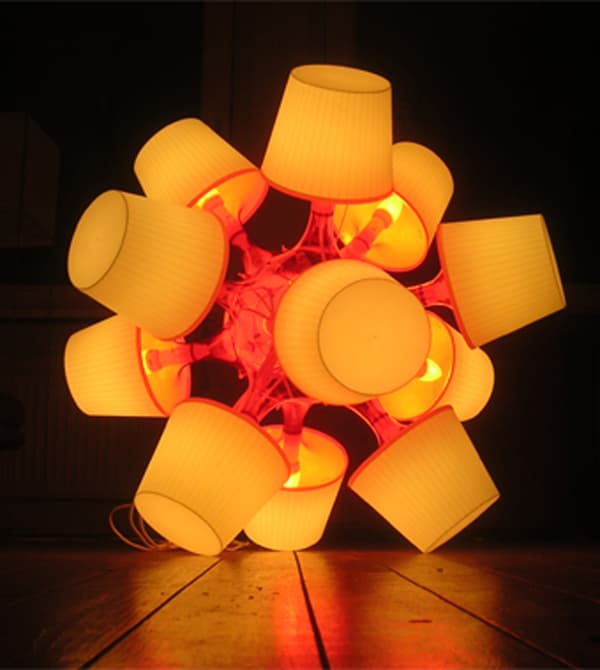 Sculpture réalisée avec des lampes IKEA.