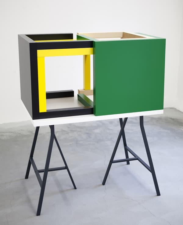 Sculpture réalisée avec un groupe de tables IKEA.