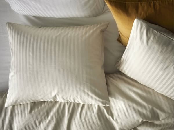 Sebuah katil yang dilengkapi dengan linen katil kapas NATTJASMIN IKEA.
