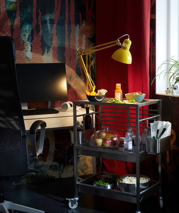 Sediakan beberapa snek di atas troli dapur IKEA Kungsfors dan fokus melakukannya.