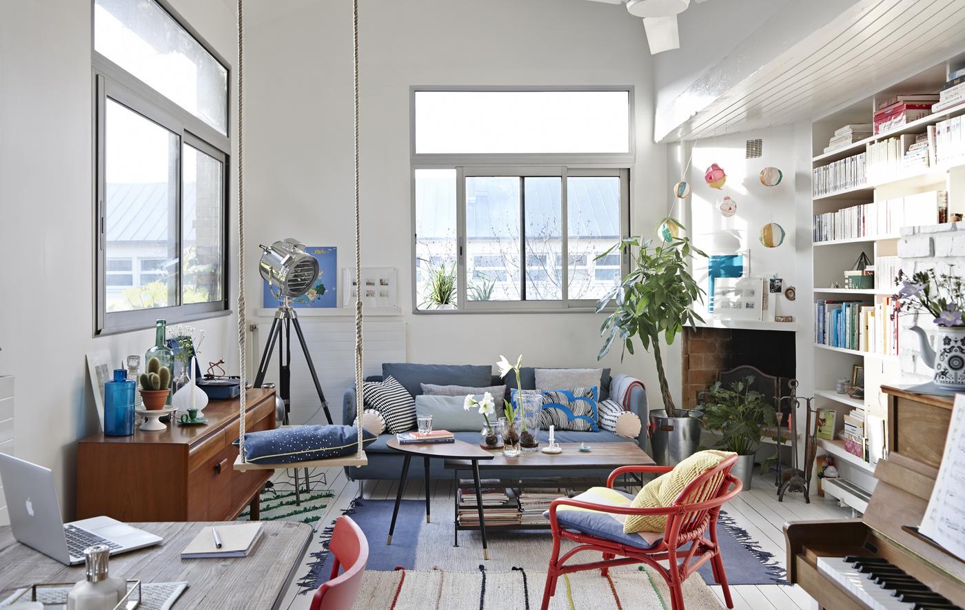 Séjour coloré avec canapé IKEA.