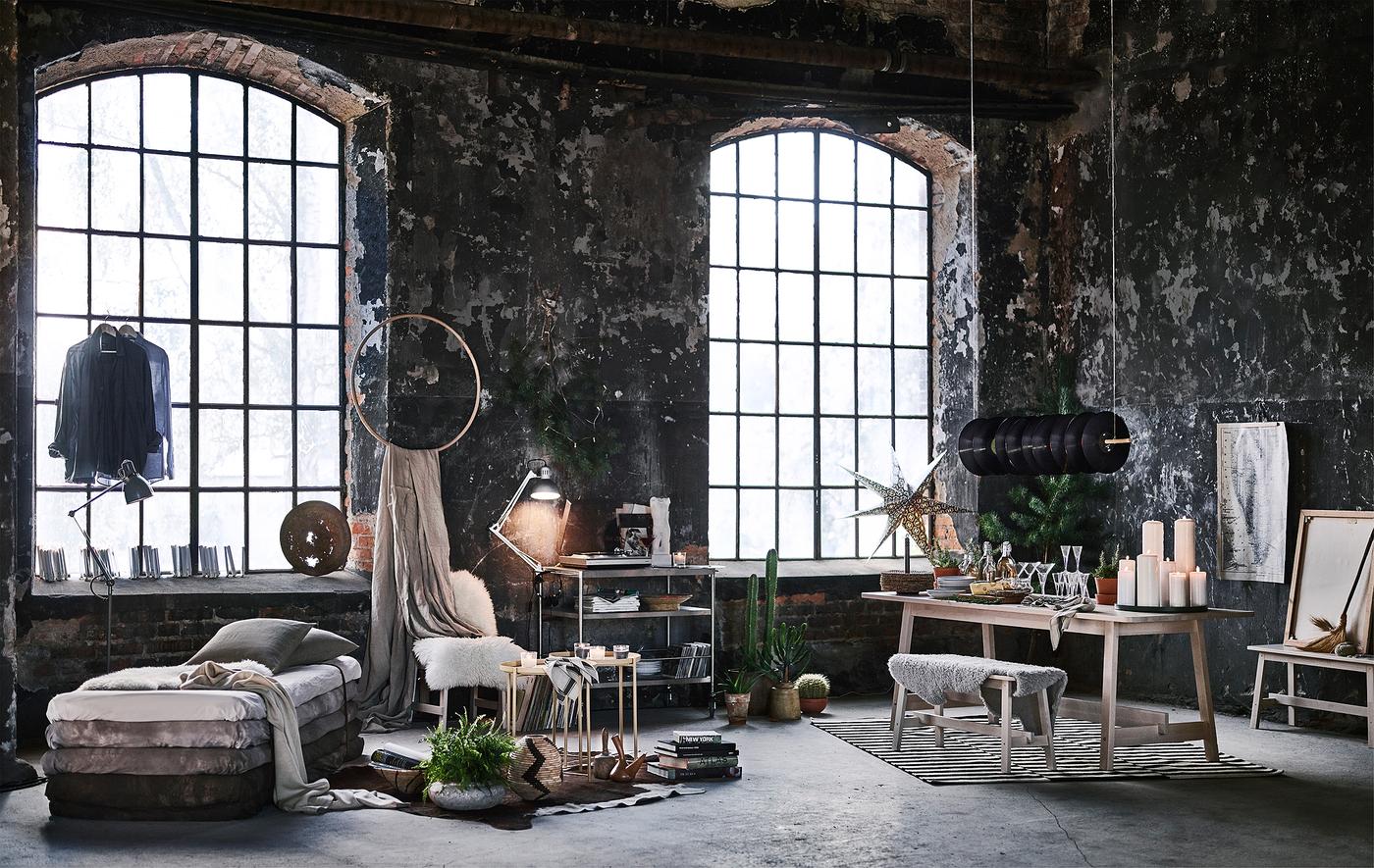 Séjour industriel de style loft décoré pour les fêtes de fin d'année.