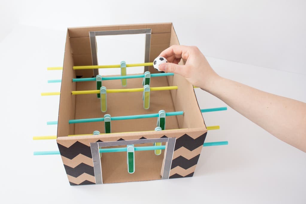 Selbst gebauter Tischfußballtisch aus Pappkarton, Strohhalmen & Wäscheklammern