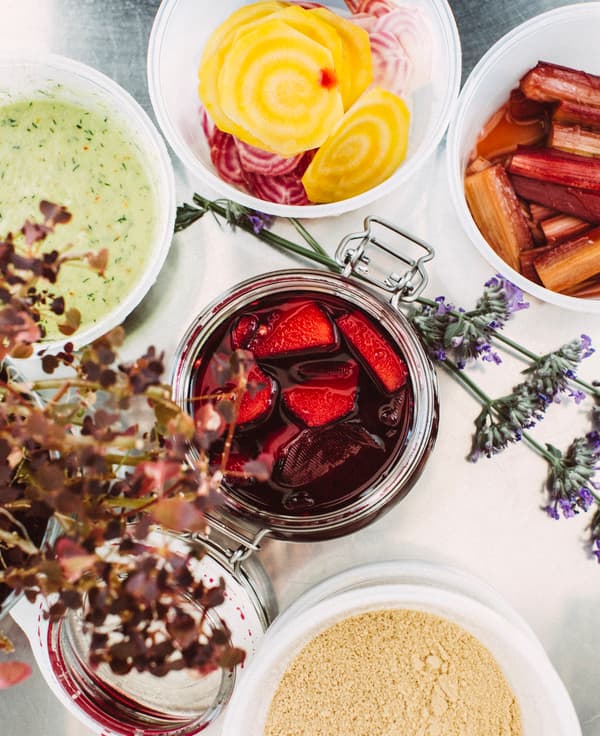 Sélection de betteraves au vinaigre et de rhubarbe.