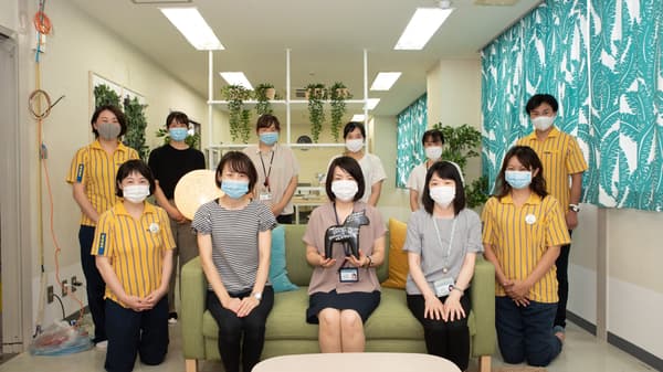 丸森町保健センターの職員とIKEAスタッフ全11名の集合写真。