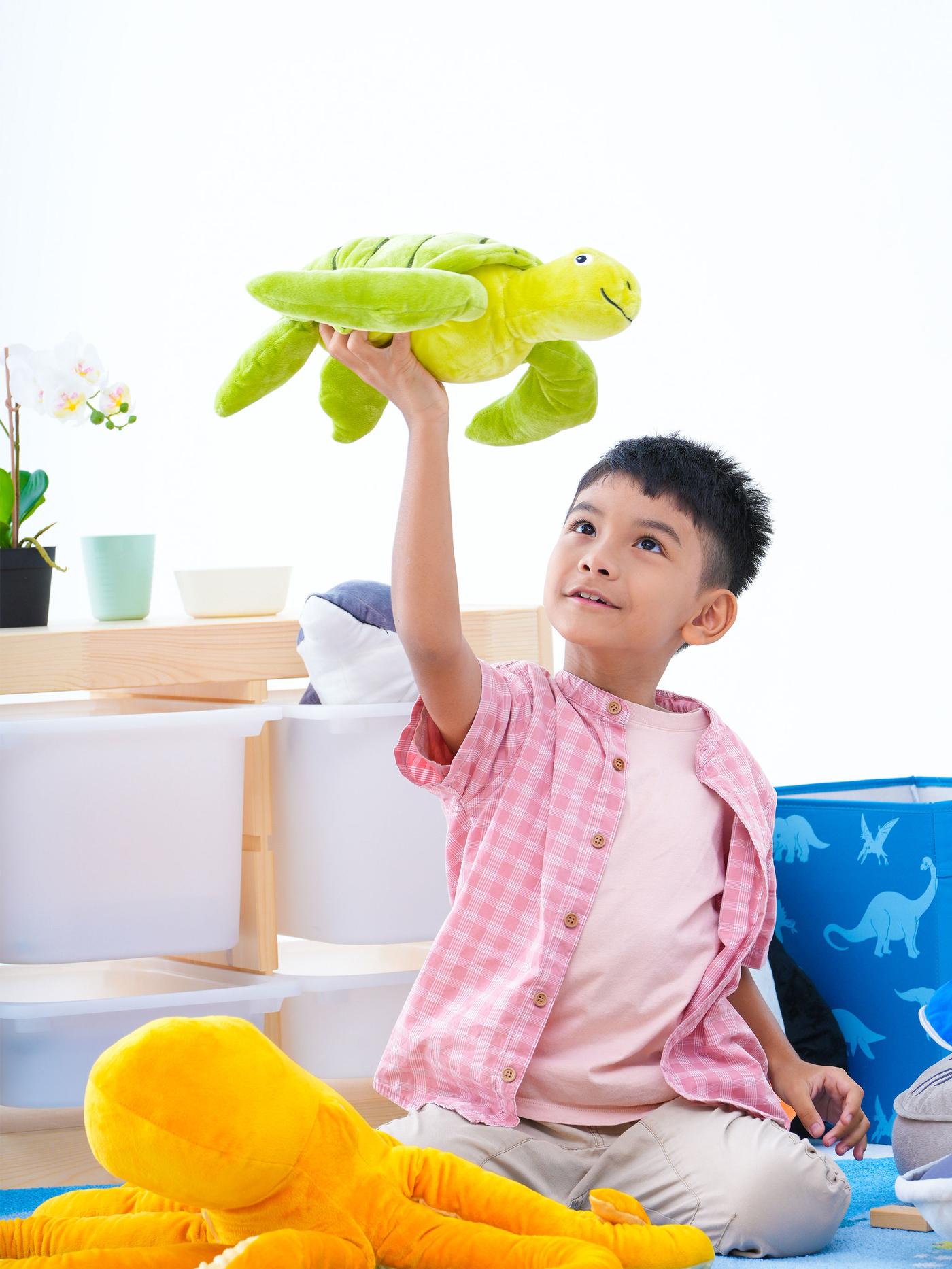 Seorang budak lelaki di katil dengan sarung duvet ikan paus BLÅVINGAD berpura-pura menjadi lanun; seorang budak lelaki lagi bermain di atas lantai.