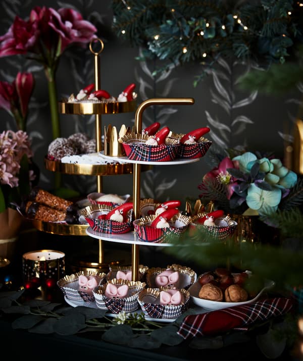 Serve pastries with style with an IKEA FÖRÄDLA three-tier serving stand made from porcelain and metal.