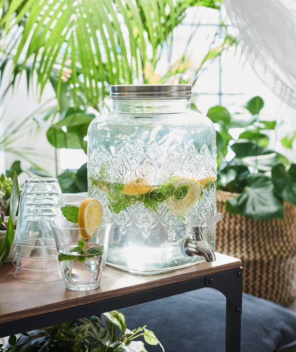 Servez une boisson fraîche dans une jolie fontaine à eau. Par exemple, IKEA FÖRFRISKNING en verre transparent, avec robinet.