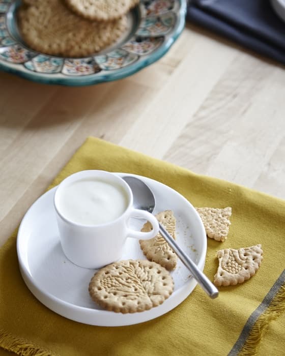 Servir la mousse au citron avec de petits biscuits à tremper