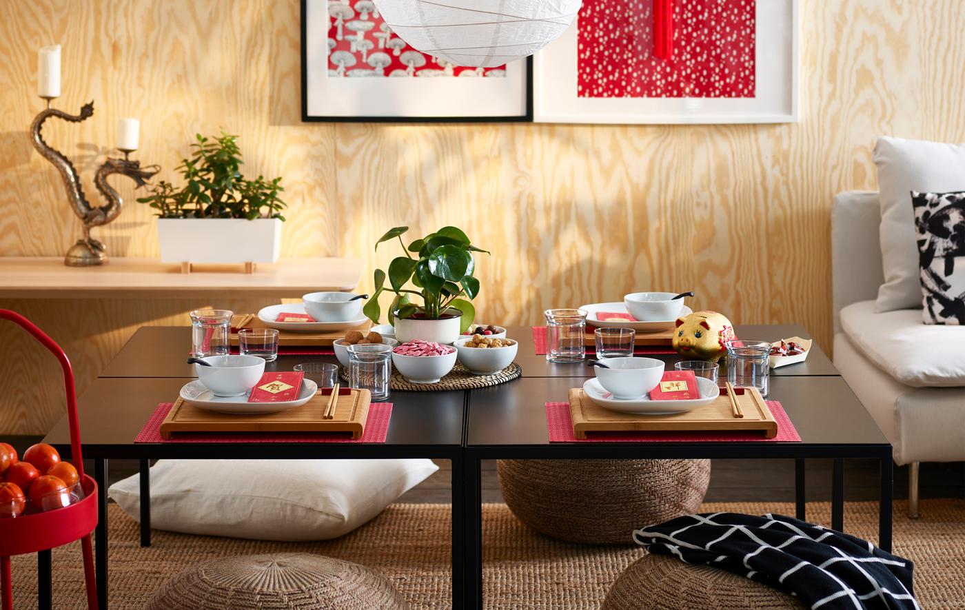 Setting the table with some RIMFORSA chopping boards in bamboo is one idea on how to create the right atmosphere.
