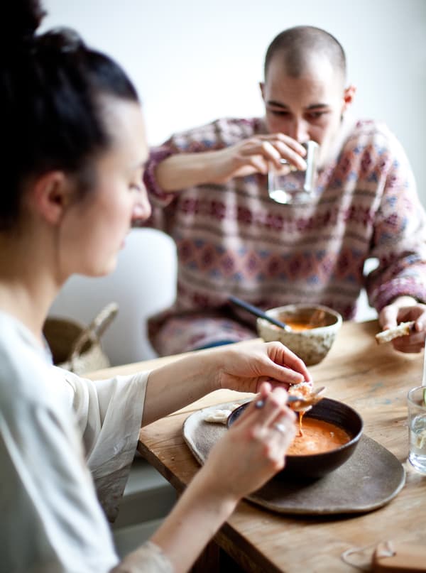 Shalony et Niclas dégustent la soupe bien chaude.