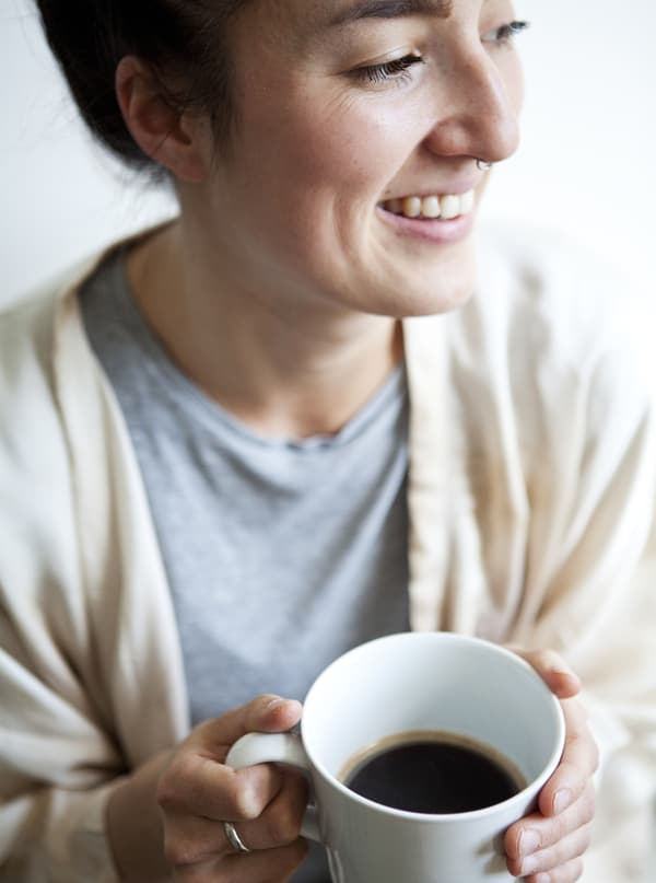 Shalonyavec une tasse de café à la main