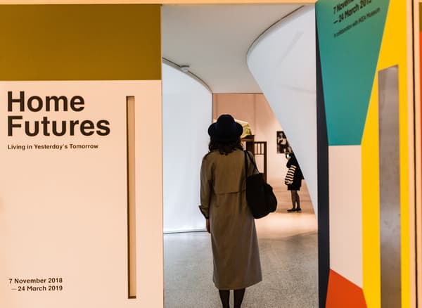 شخص يدخل معرض Home Futures.