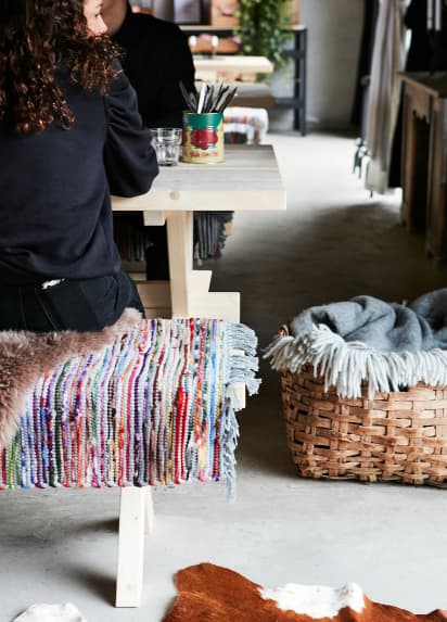 Sièges au restaurant Barkhult, des tapis rapiécés servent de coussins.