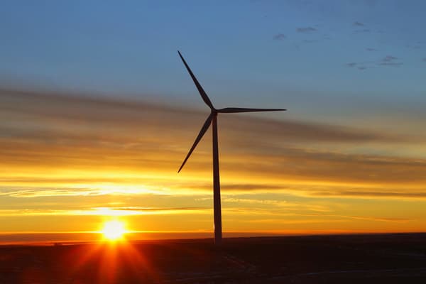 Silhouette d'une éolienne au coucher de soleil