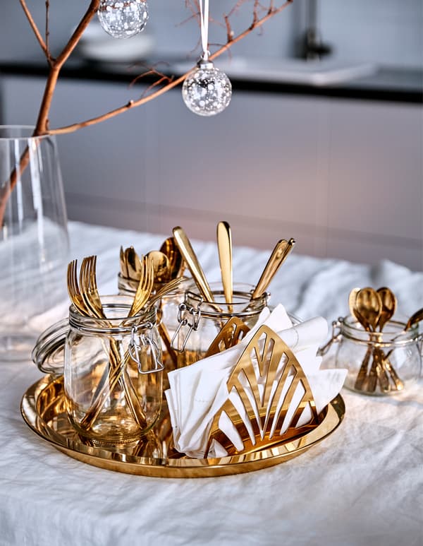 Simplifiez le cérémonial du repas avec un plateau sur lequel vous disposerez les couverts. IKEA a des tas de plateaux comme GLATTIS, en acier inoxydable couleur laiton. Grâce à son bord surélevé, les objets que vous transporterez ne risqueront pas de glisser.
