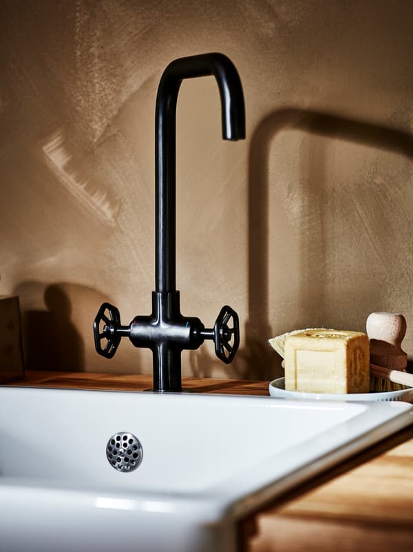 Sink dapur dan paip campuran GAMLESJÖN bergaya tradisional namun moden, aksesori membasuh di sisinya.
