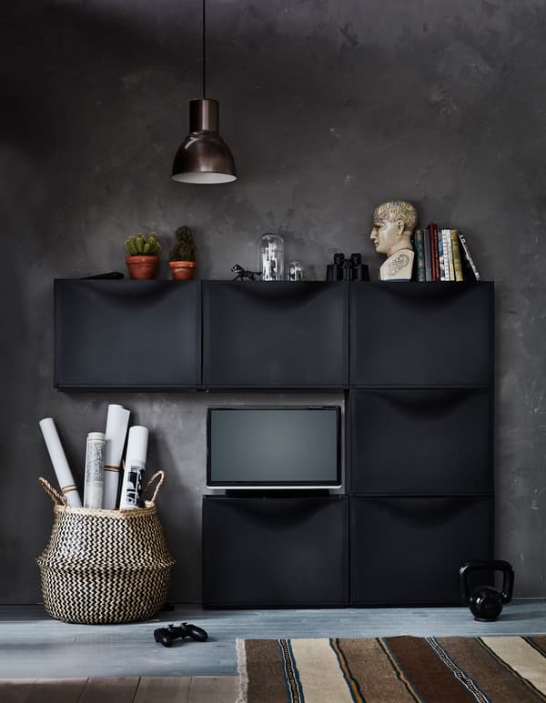 Six armoires à chaussures IKEA TRONES arrangées pour créer un centre multimédia, avec TV posée sur l'une d'elles.