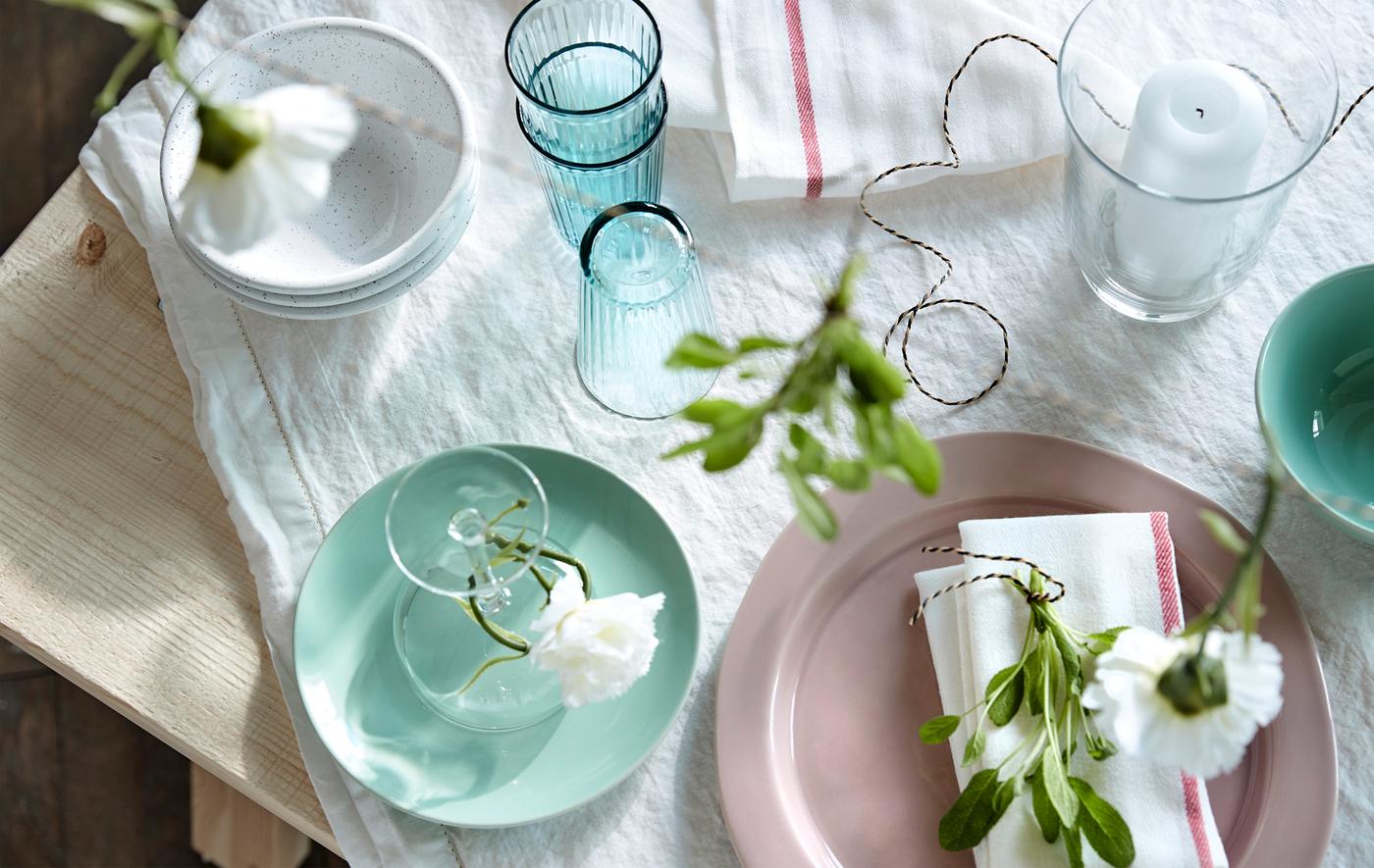 Skab grundlaget for et sommerligt bord med en hvid dug, f.eks. IKEA GULLMAJ dug!