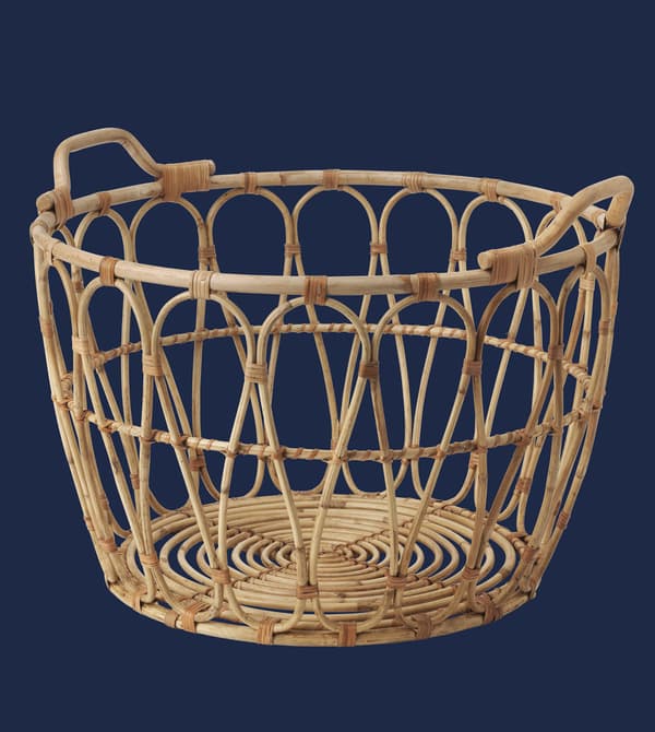 سلة خوص على خلفية زرقاء.
