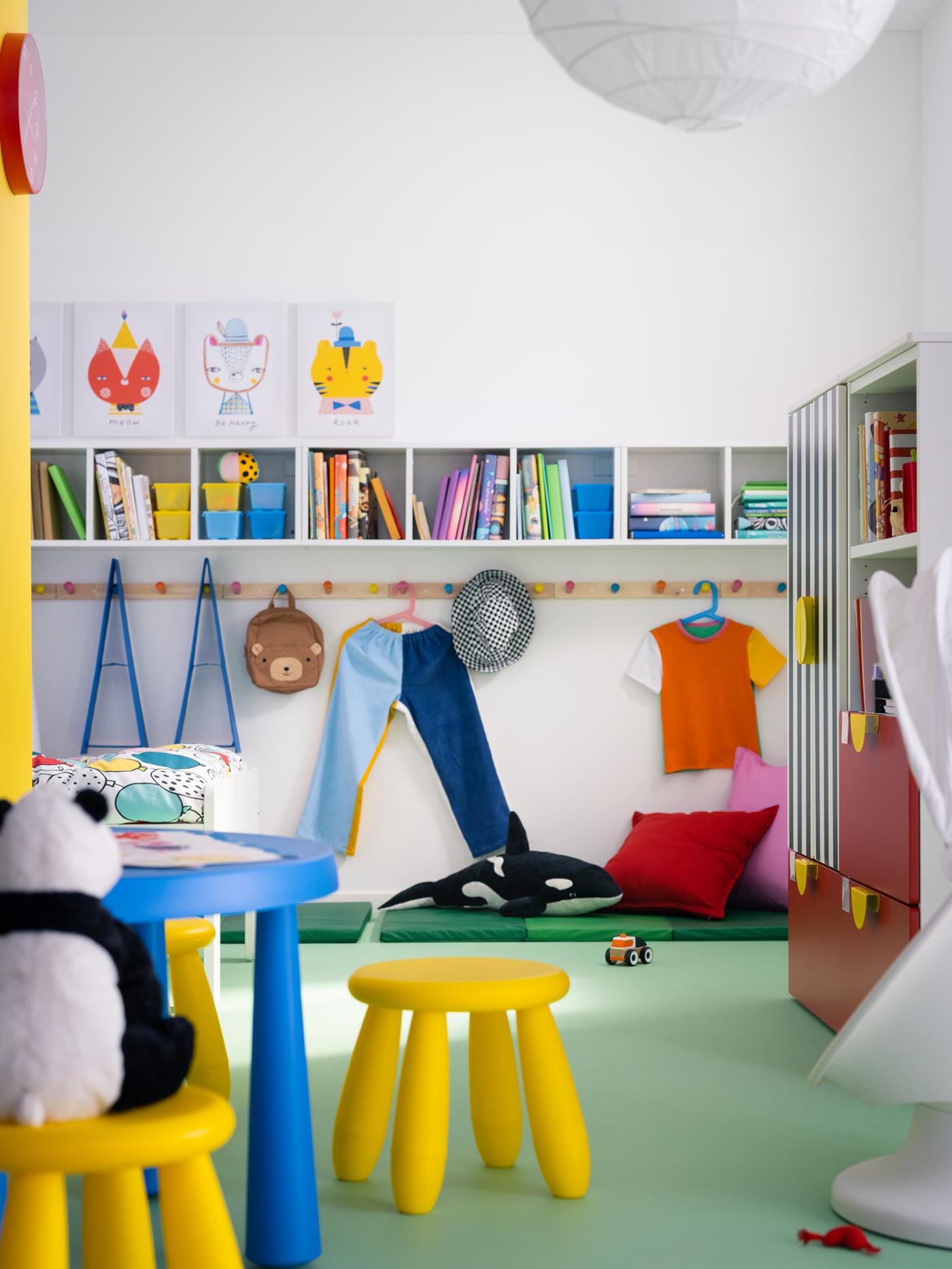 SMÅGÖRA/スモヨーラ シェルフ ユニットが壁に3台設置された子ども部屋に、室内/屋外用のMAMMUT/マンムット 子ども用家具がいくつか置いてある。