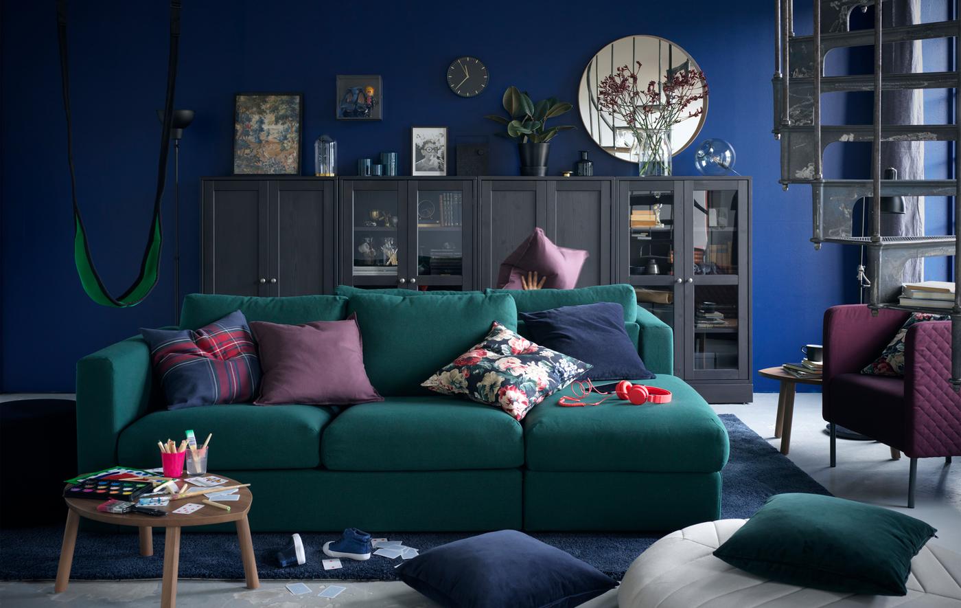 Sofa IKEA VIMLE yang selesa berfungsi sebagai perabot utama yang paling disukai untuk ruang tamu.