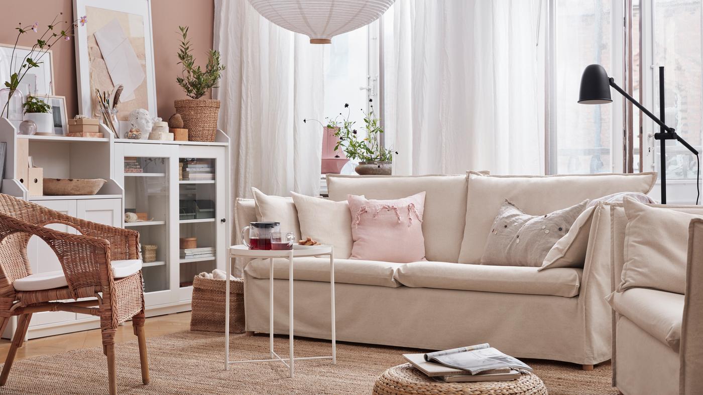 Sofa trosed, ručno tkan tepih, fotelja od ratana s jastučićem, vitrina i ormarić s 2 vrata.