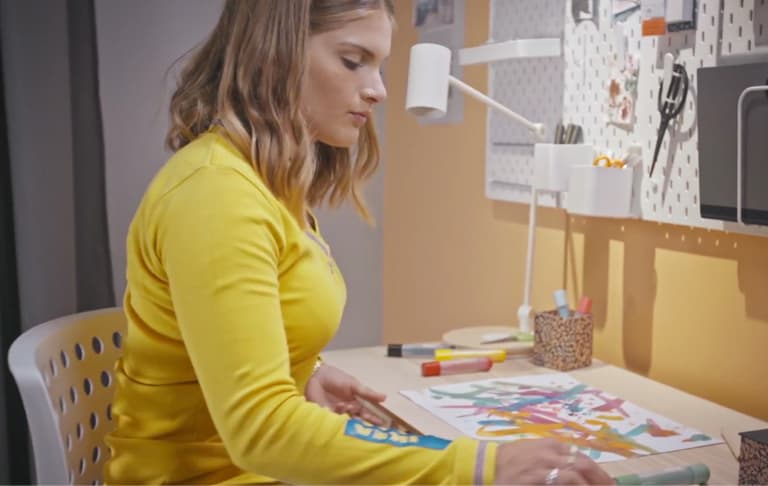 soggiorno adatto a bambini, soggiorno-ufficio, vivere con bambini, soggiorno sicuro per bambini, sicurezza bambini, creare salotto sicuro per bambini, Home Office nel soggiorno, appartamento sicuro per bambini, guida sicurezza bambini, soggiorno multifunzionale, sicuro per bambini, idee IKEA