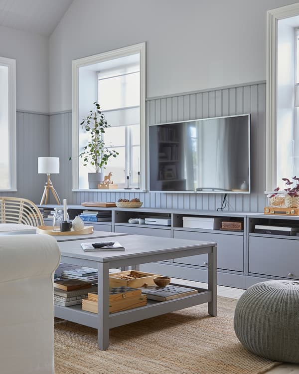 Soggiorno con mobile TV con zoccolo HAVSTA grigio e due tavolini grigi della stessa serie, che creano uno stile coordinato – IKEA