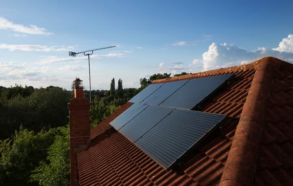 Solarni paneli se montiraju na krov doma.