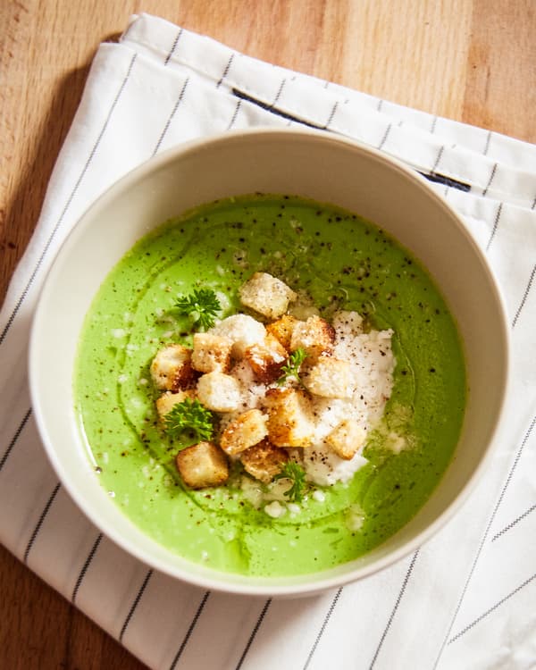 Soupe aux pois à la ricotta avec croûtons épicés.