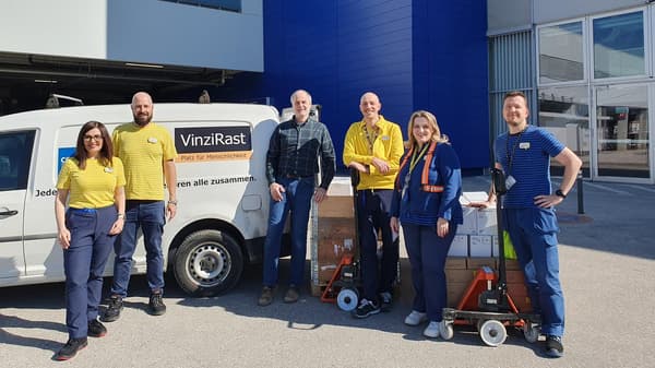Soziales Projekt: Übergabe durch IKEA Mitarbeiter:innen an VinziRast