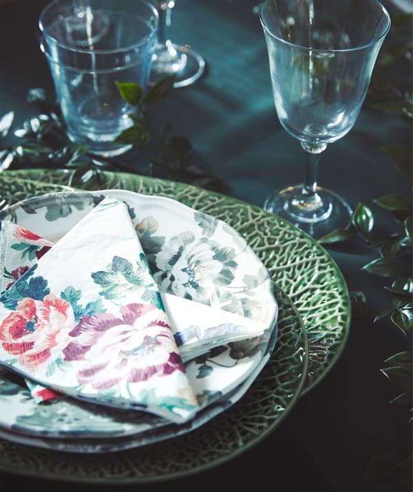 Special guests deserve special tableware, like these IKEA FRAMTRÄDA glasses.