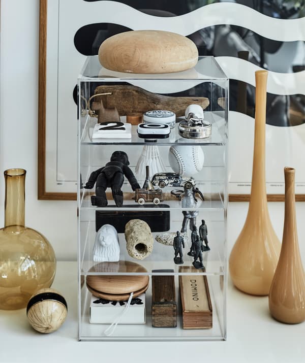 Staré hračky v průhledném úložném díle