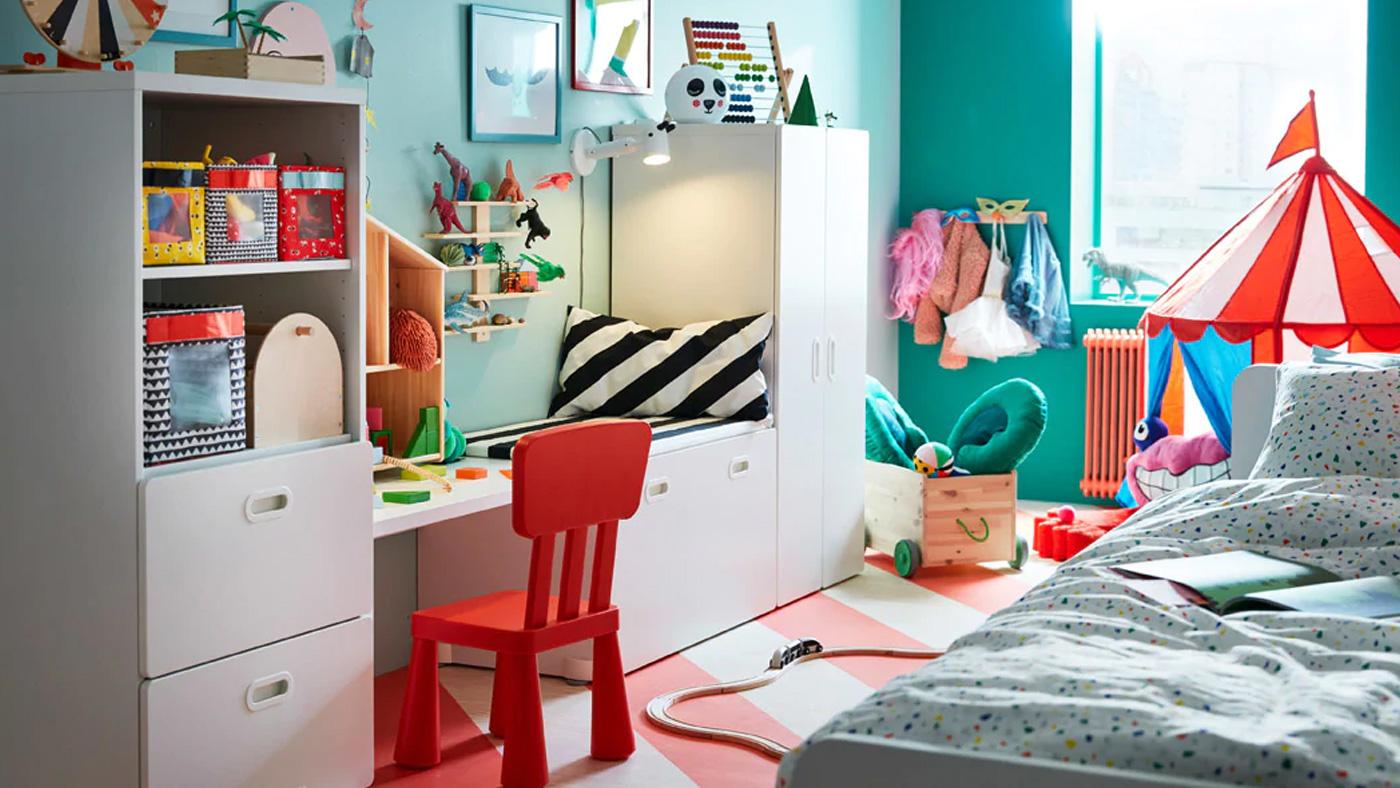 Step into a colourful children’s bedroom with CIRKUSTÄLT white and red striped tent, and organised with STUVA smooth white storage benches for toy storage.