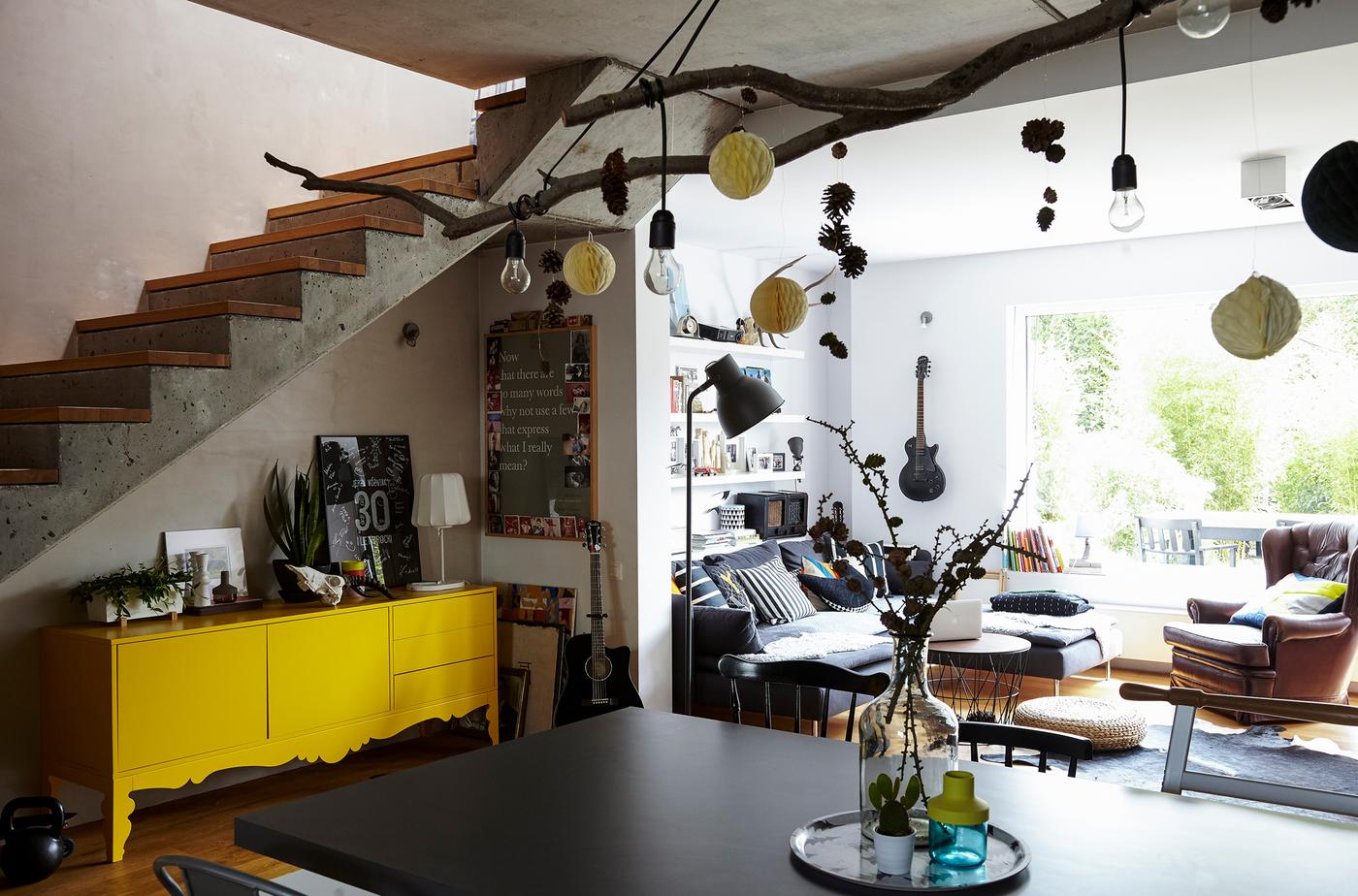 Style industriel, branches nues et motifs inspirés de la forêt se combinent pour créer un espace de vie unique.