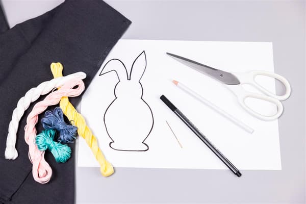 Su un tavolo ci sono dei materiali per il bricolage