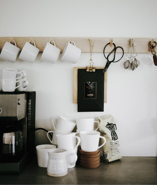 Suspendez les tasses de café à des crochets