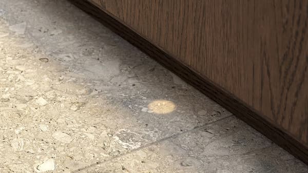 Světelná signalizace na podlaze před myčkou