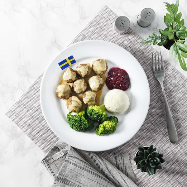Swedish meatballs (Pork & Beef)
Served with mashed potato and broccoli
8 pcs: 129 THB