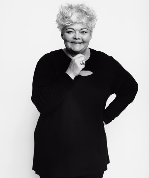 صورة أبيض وأسود لـ Anna Efverlund، مصممة ألعاب ايكيا الكلاسيكية.