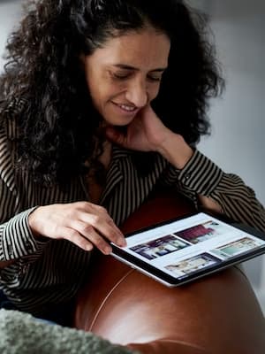 سيدة تتصفح موقع ايكيا من لوح التابلت.