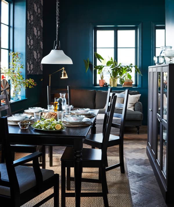 Table à rallonge INGATORP noire au look traditionnel dans une pièce peinte en bleu foncé 