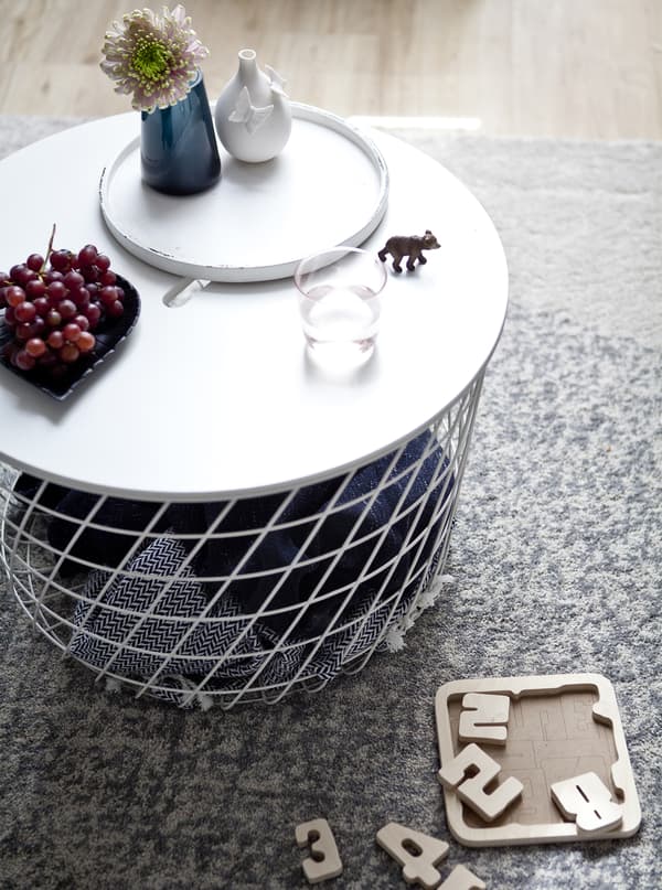 Table basse avec couvertures rangées à l’intérieur.