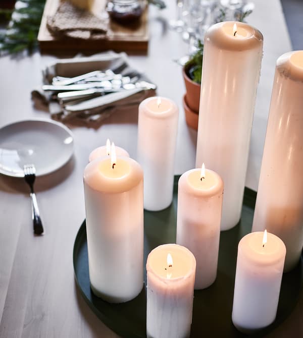 Table de buffet prête à servir, avec bougie au centre. idées pour recevoir pour les fêtes